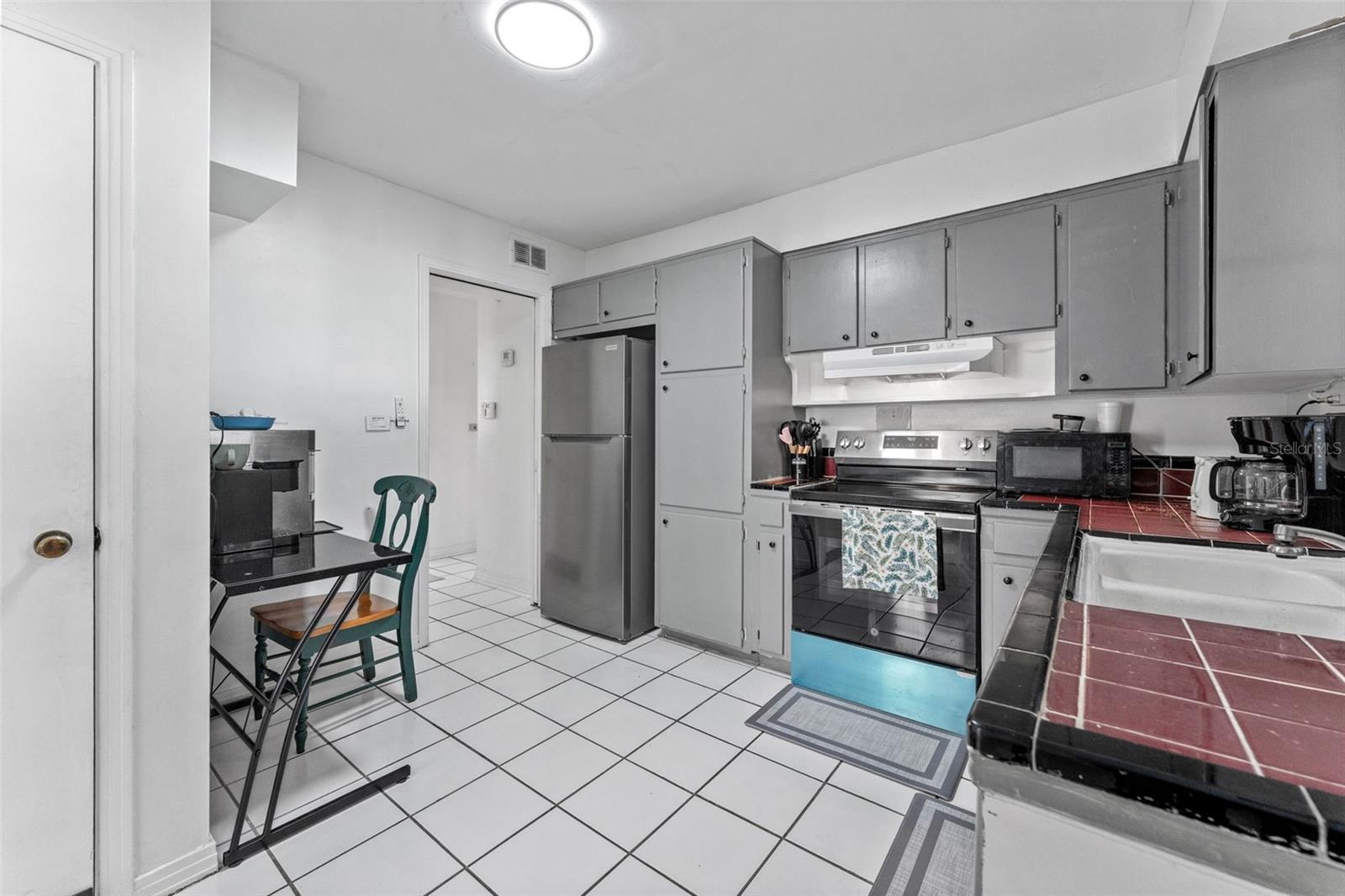 Listing photo id 7 for 544 Severn Avenue