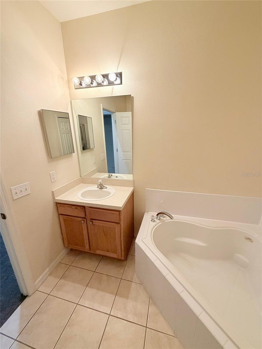 Image 17 of 44 For 16725 Rolling Green Drive