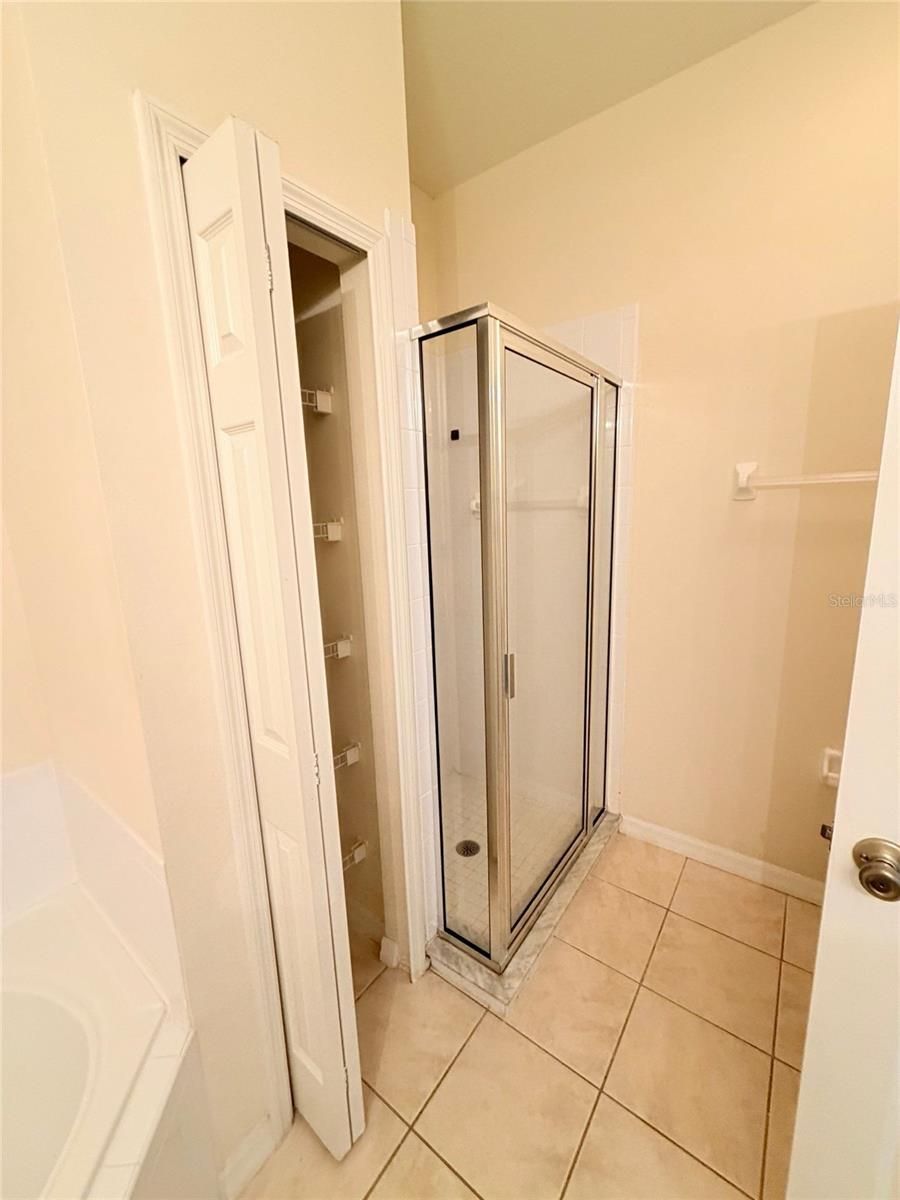 Image 19 of 44 For 16725 Rolling Green Drive