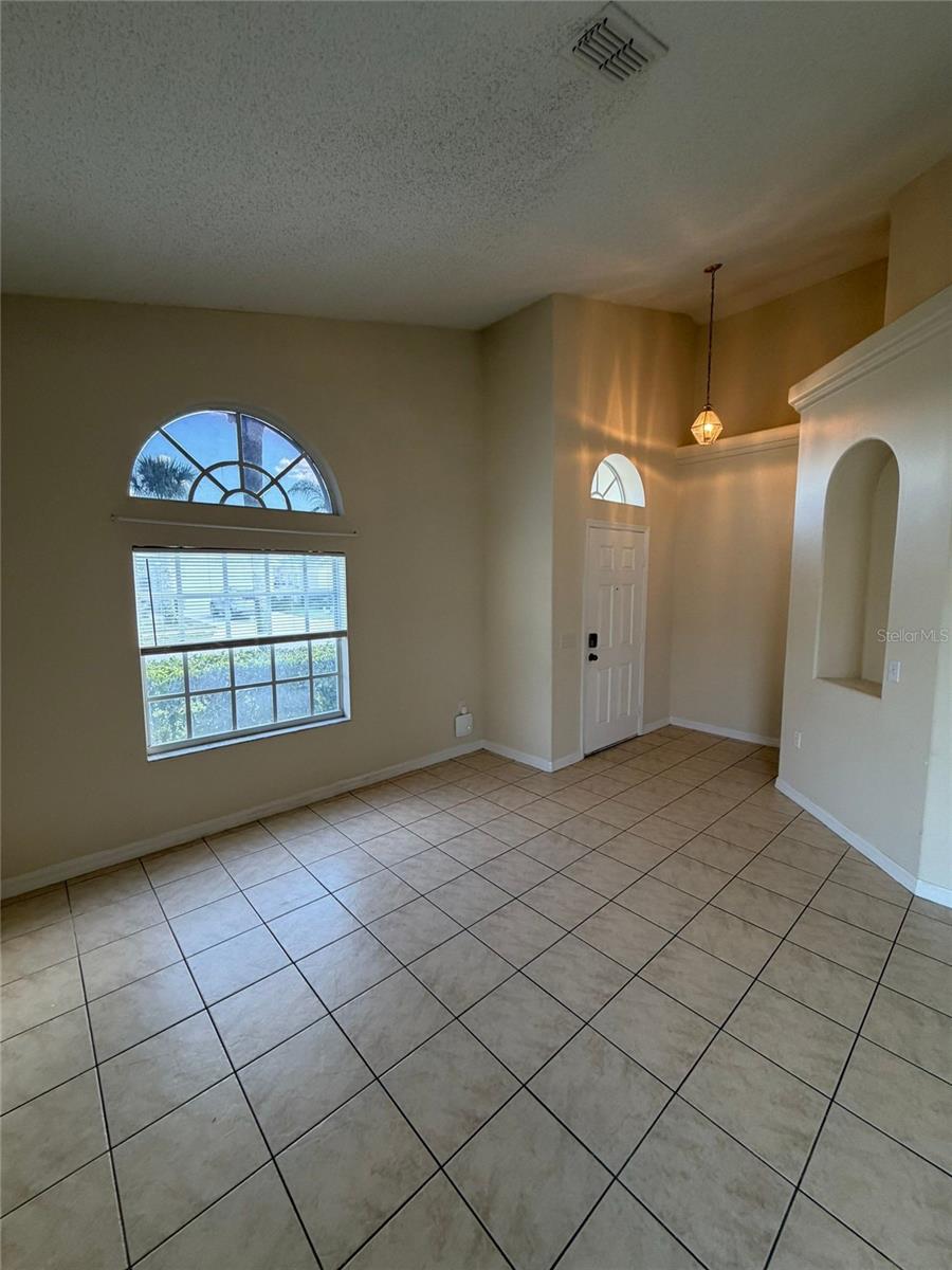 Image 5 of 44 For 16725 Rolling Green Drive