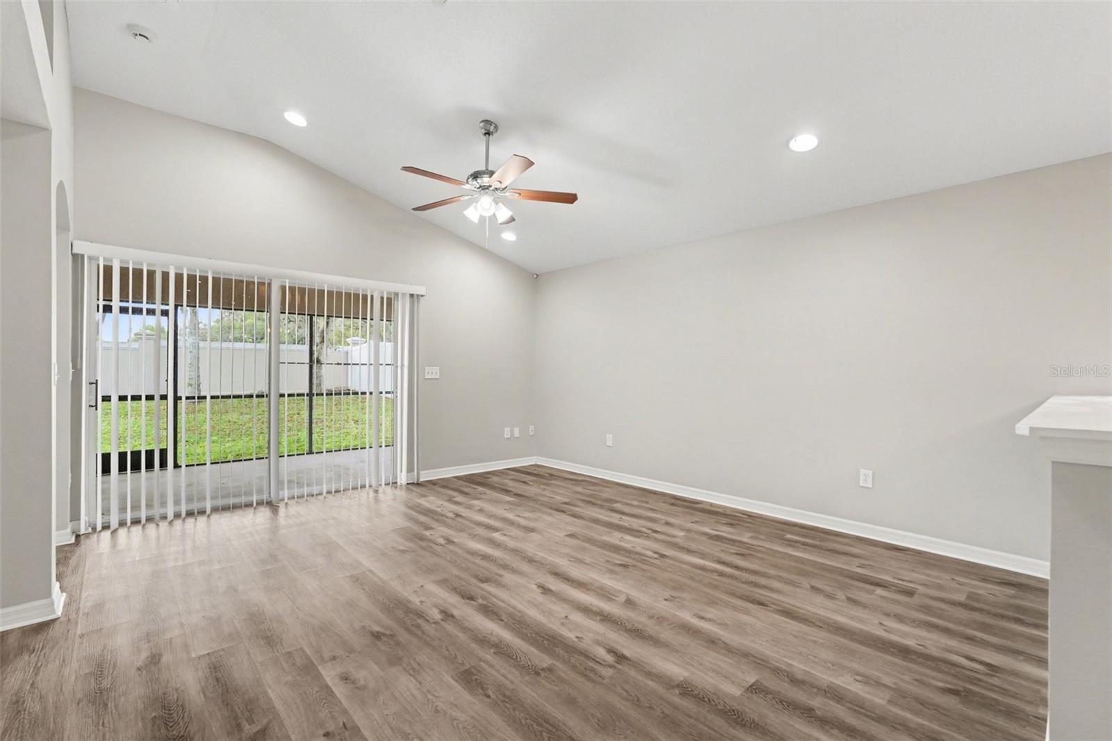 Listing photo id 10 for 433 Down Pine Drive