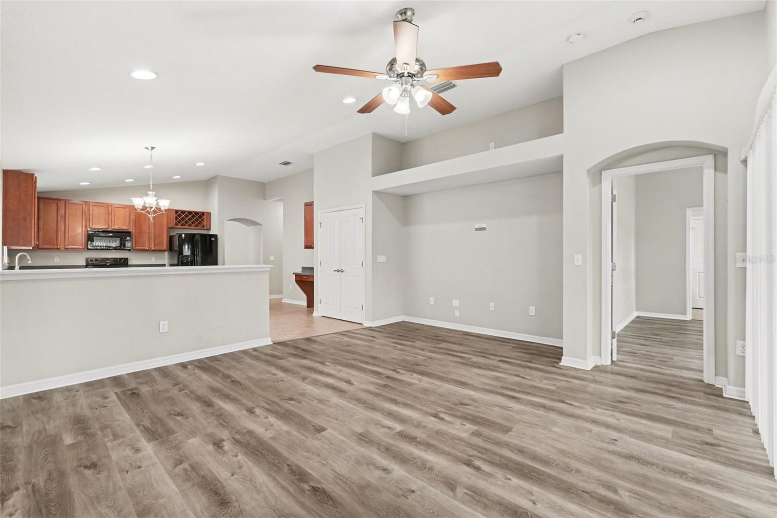 Listing photo id 11 for 433 Down Pine Drive