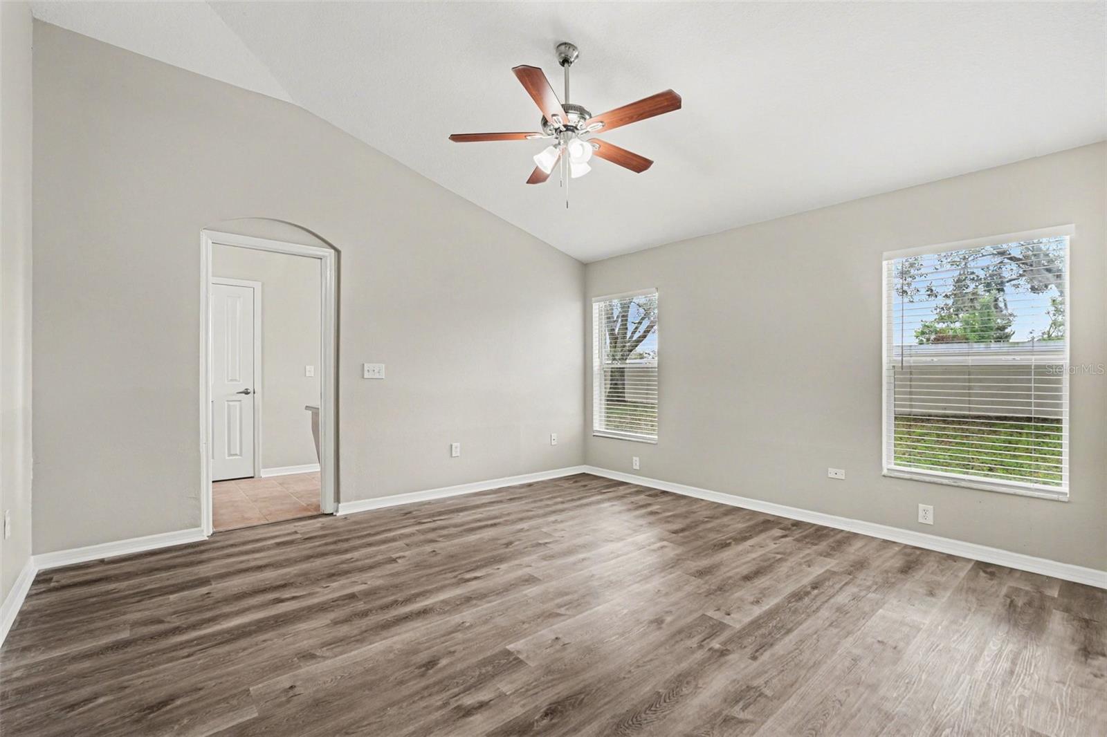 Listing photo id 13 for 433 Down Pine Drive