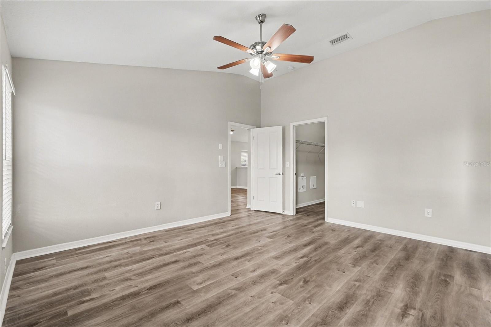 Listing photo id 14 for 433 Down Pine Drive