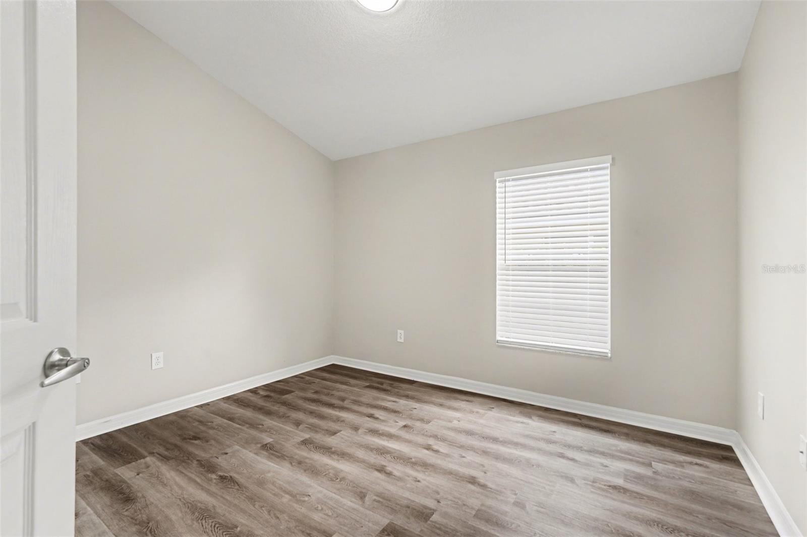 Listing photo id 18 for 433 Down Pine Drive