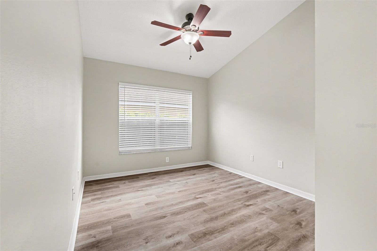 Listing photo id 21 for 433 Down Pine Drive