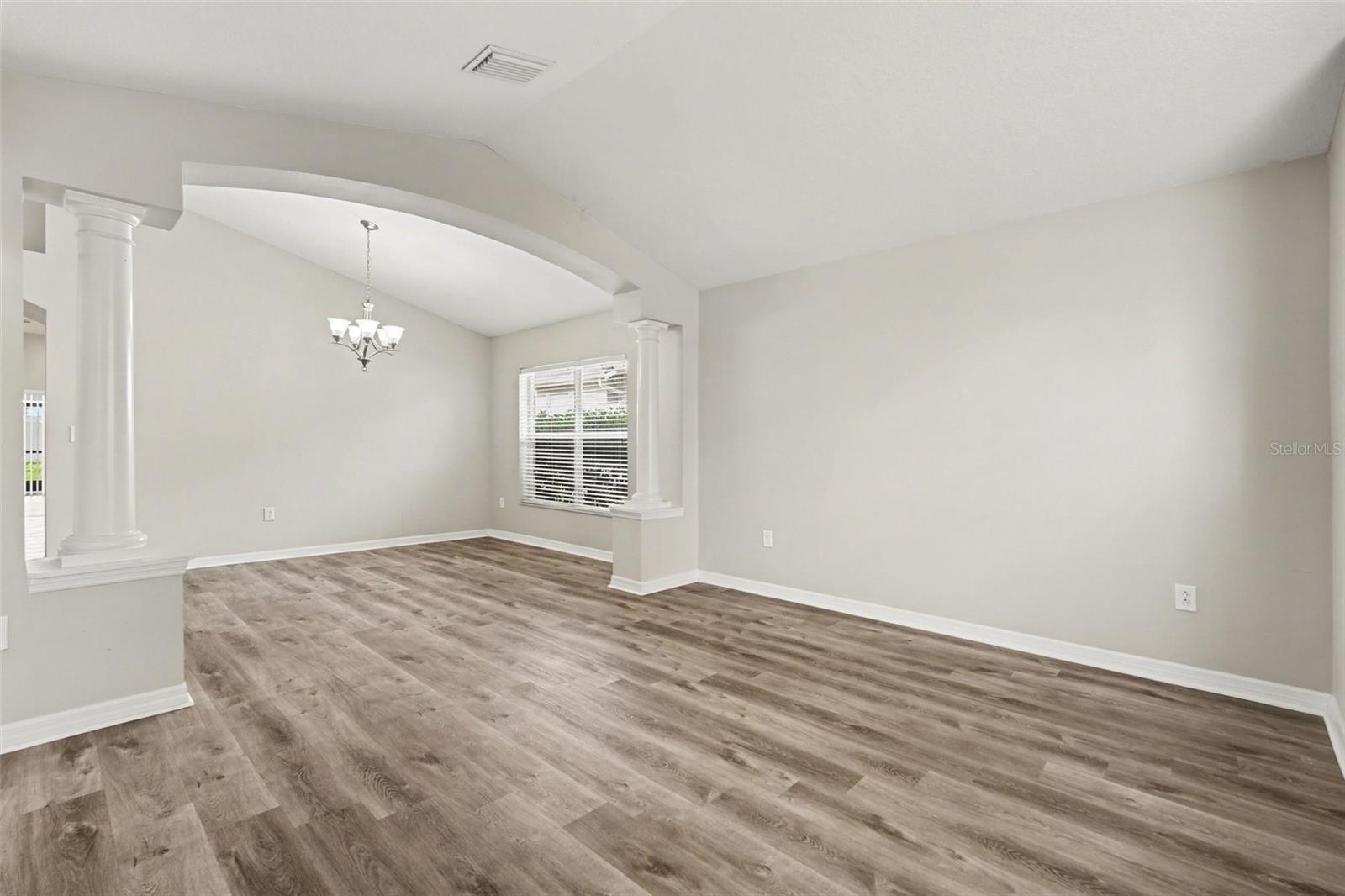 Listing photo id 3 for 433 Down Pine Drive