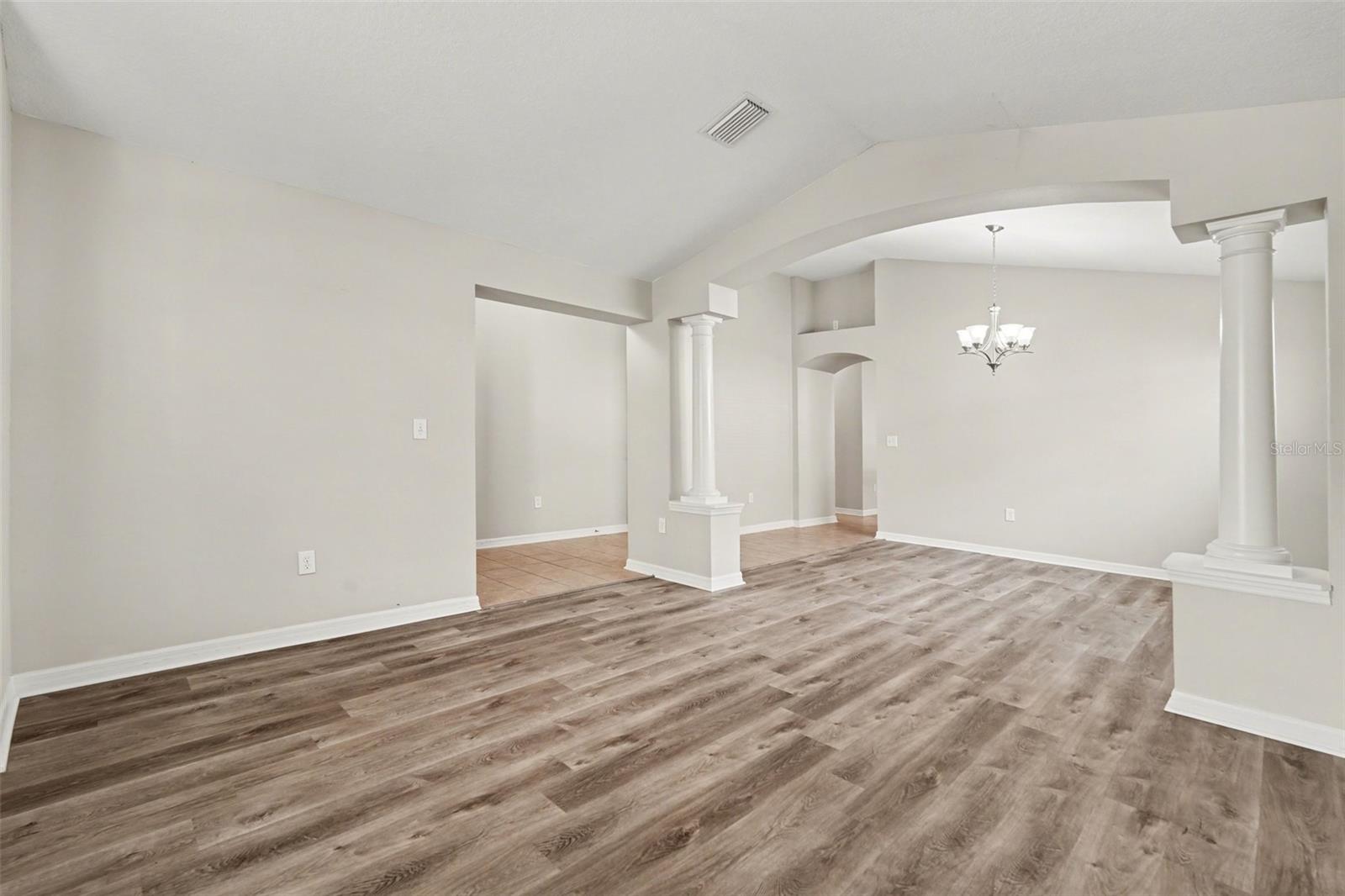 Listing photo id 4 for 433 Down Pine Drive