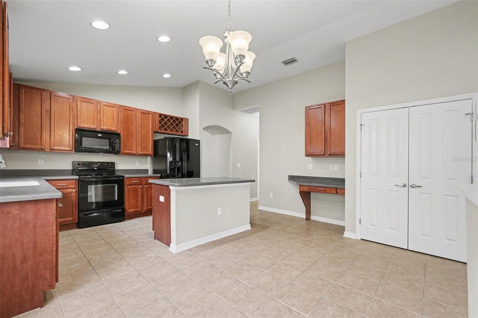 Listing photo id 7 for 433 Down Pine Drive