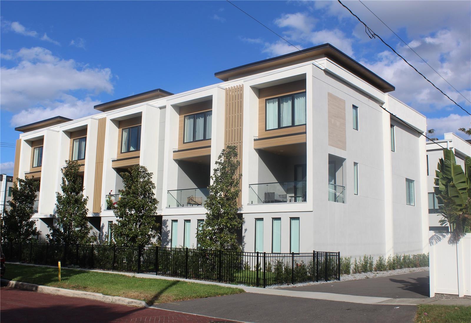 Listing photo id 11 for 414 - 418 Emily Street