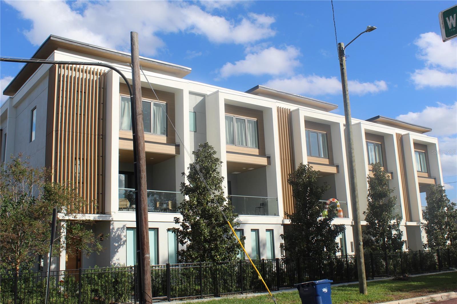 Listing photo id 12 for 414 - 418 Emily Street