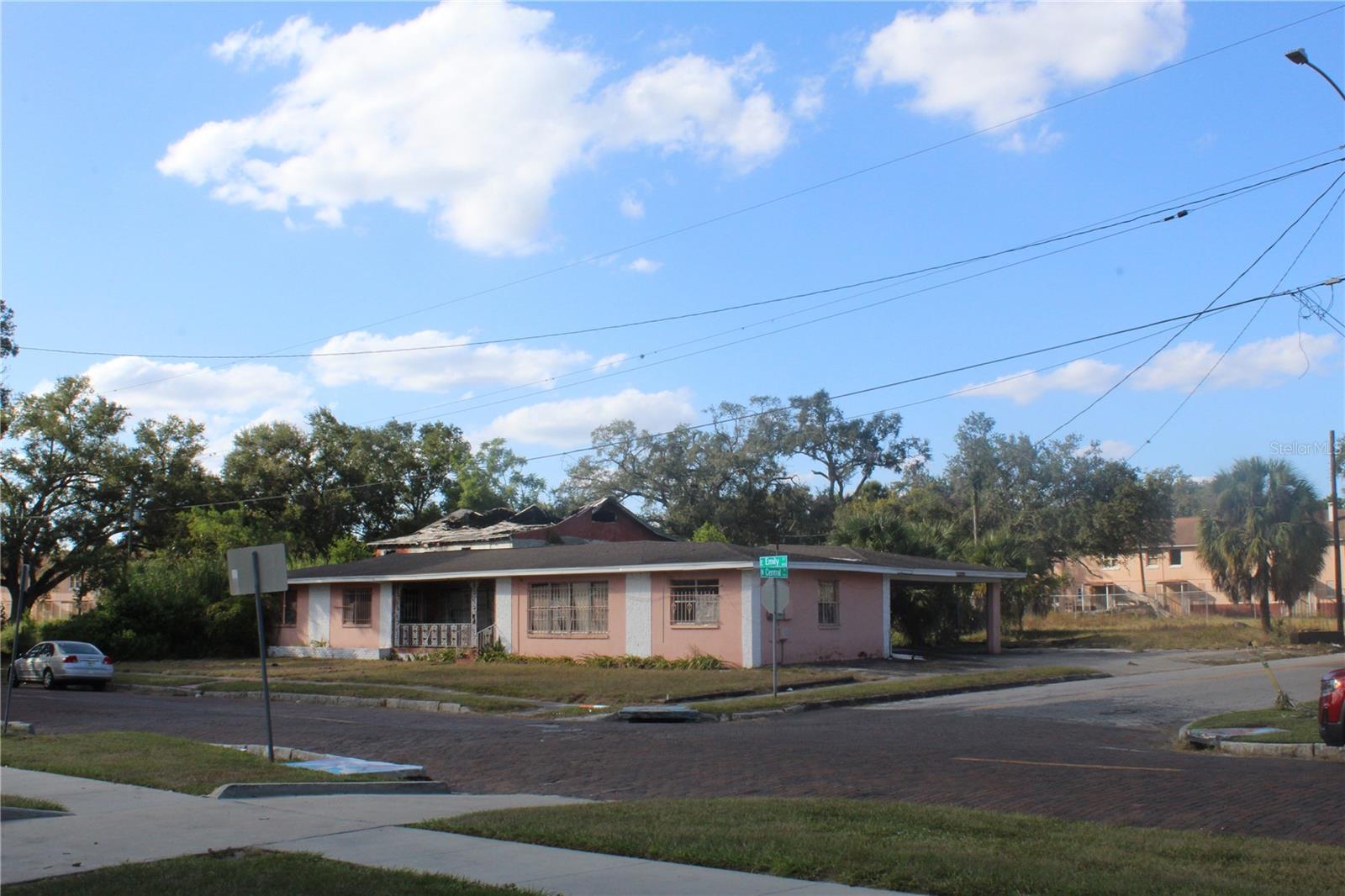 Listing photo id 19 for 414 - 418 Emily Street