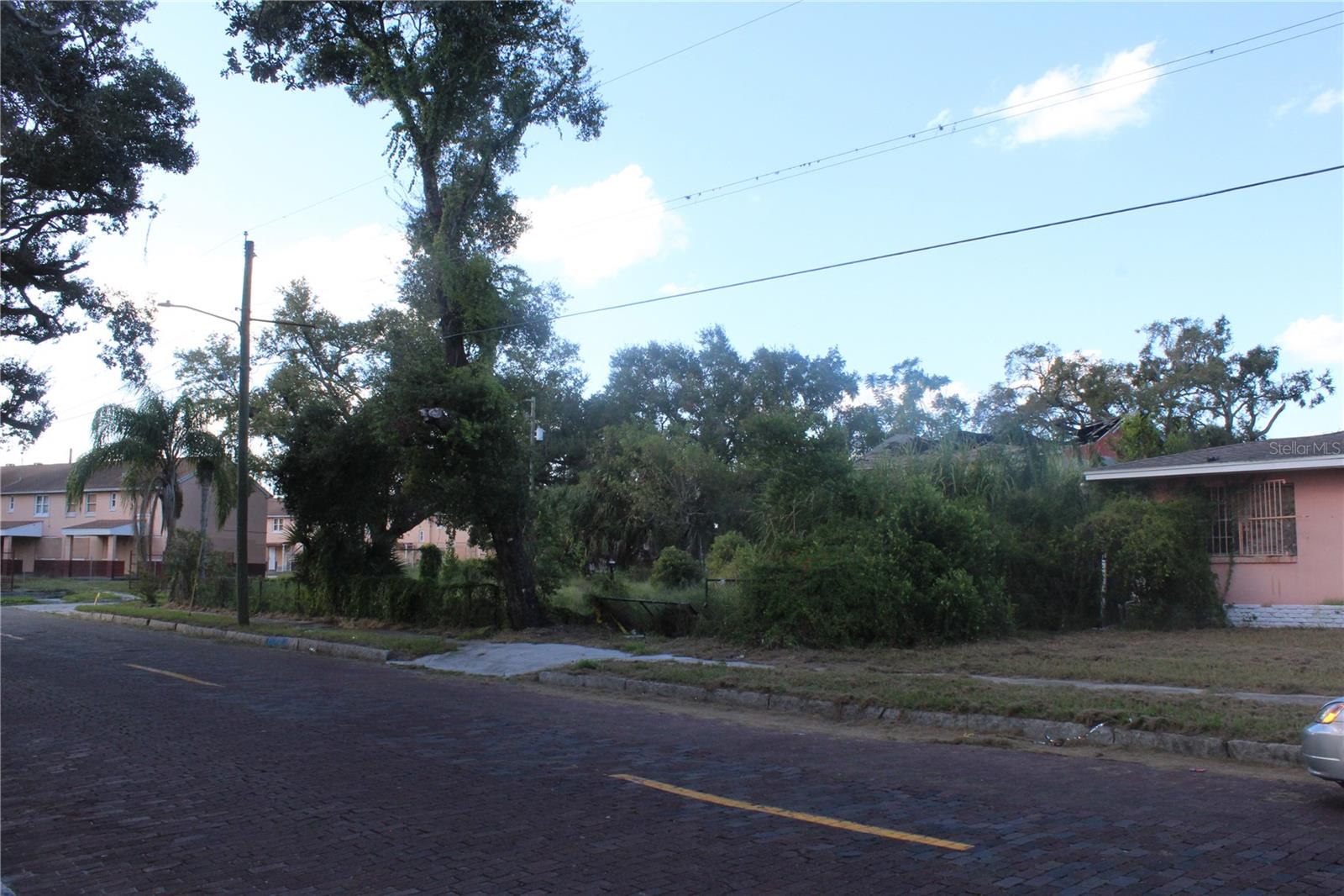 Listing photo id 23 for 414 - 418 Emily Street