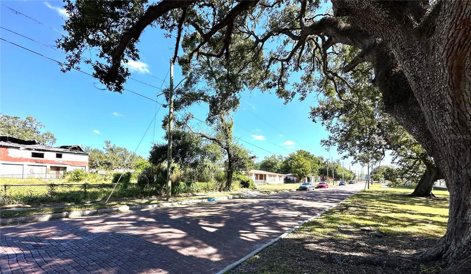 Listing photo id 3 for 414 - 418 Emily Street