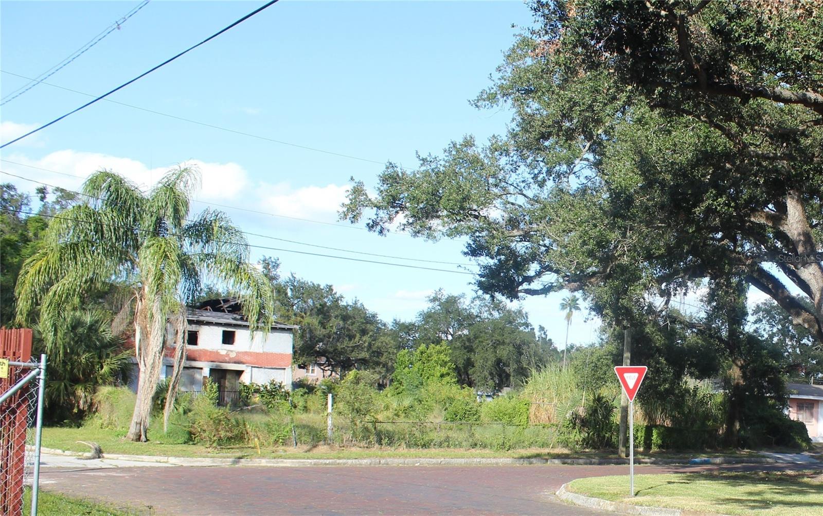 Listing photo id 7 for 414 - 418 Emily Street