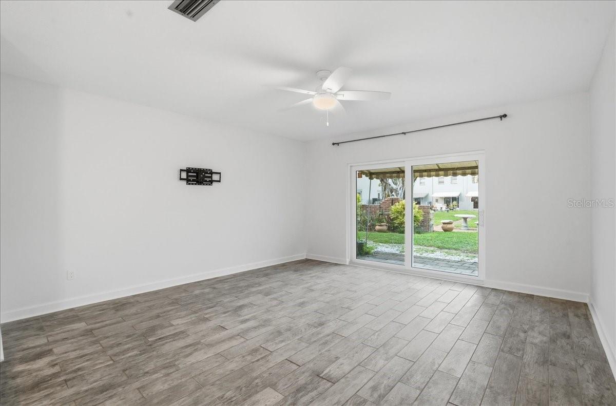 Image 26 of 41 For 6927 Place De La Paix  6927