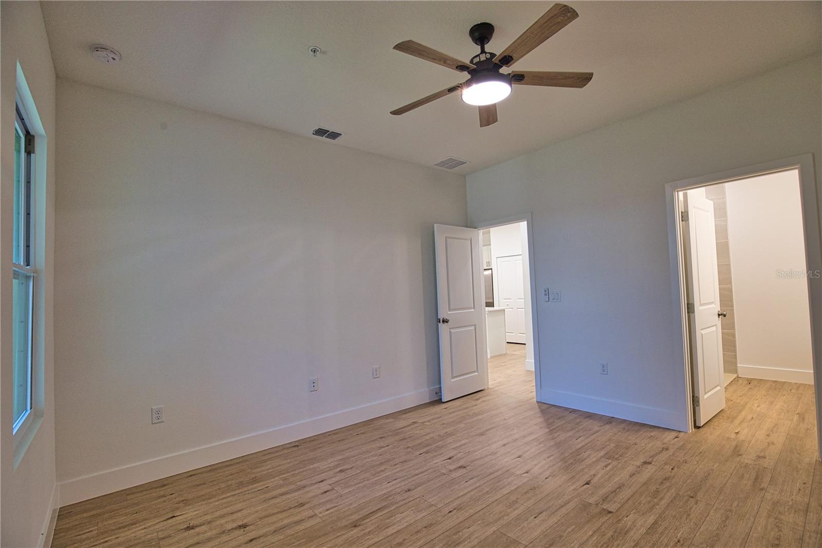 Image 29 of 44 For 289 Boundary Blvd 203