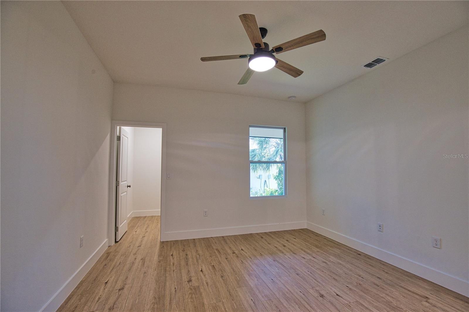 Image 33 of 44 For 289 Boundary Blvd 203