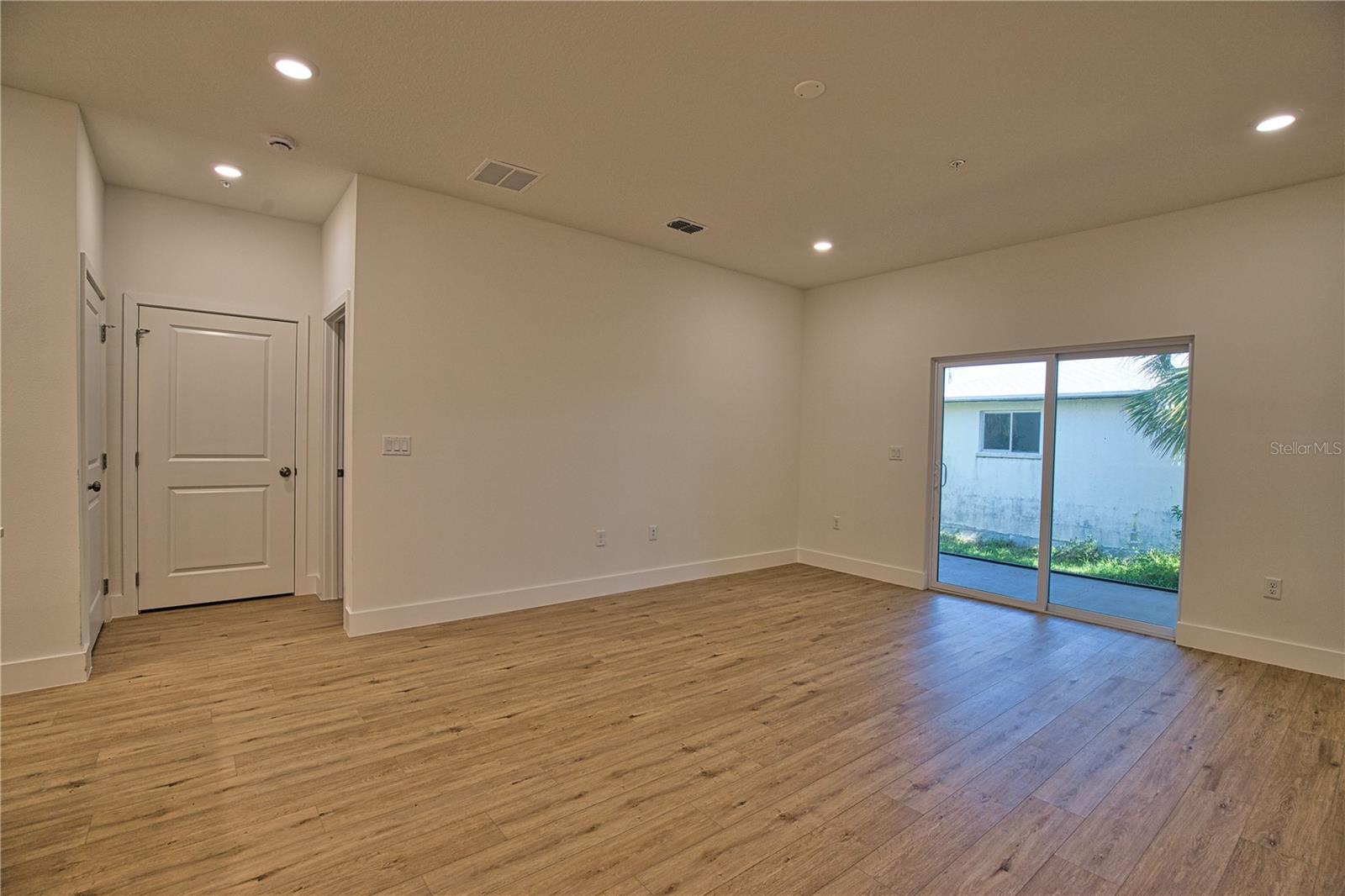 Image 38 of 44 For 289 Boundary Blvd 203