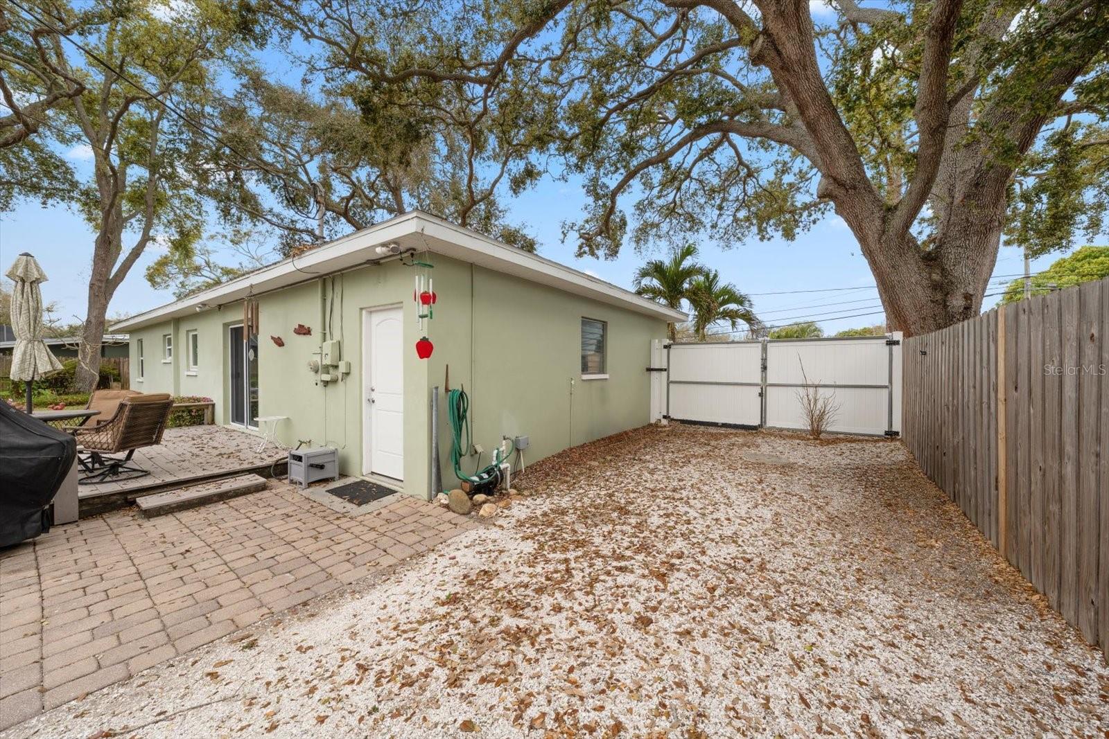 Image 23 of 33 For 1339 Russell Drive N