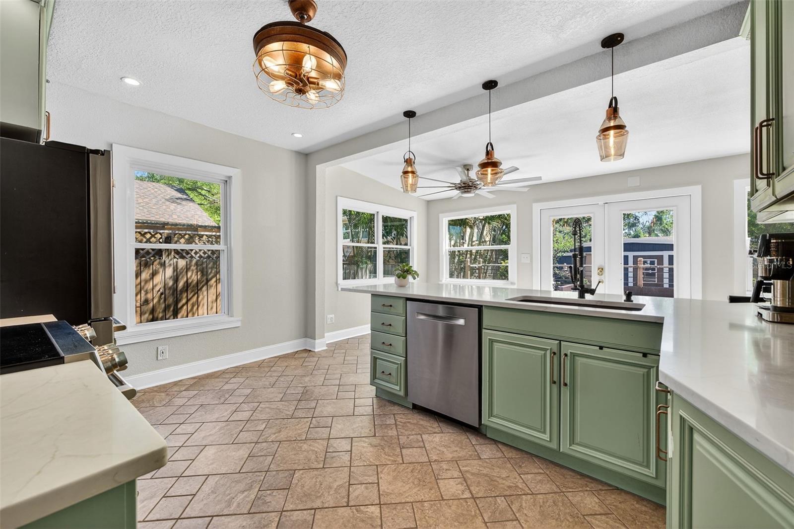 Image 17 of 57 For 2005 Jackson Street N