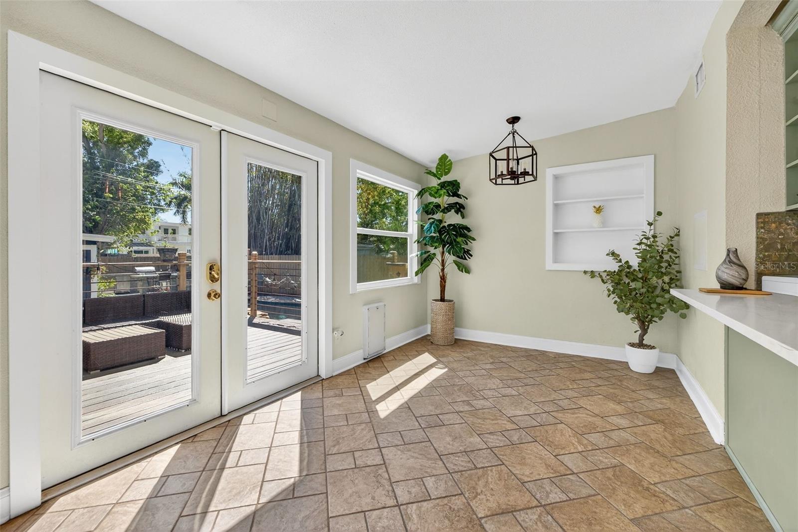 Image 20 of 57 For 2005 Jackson Street N