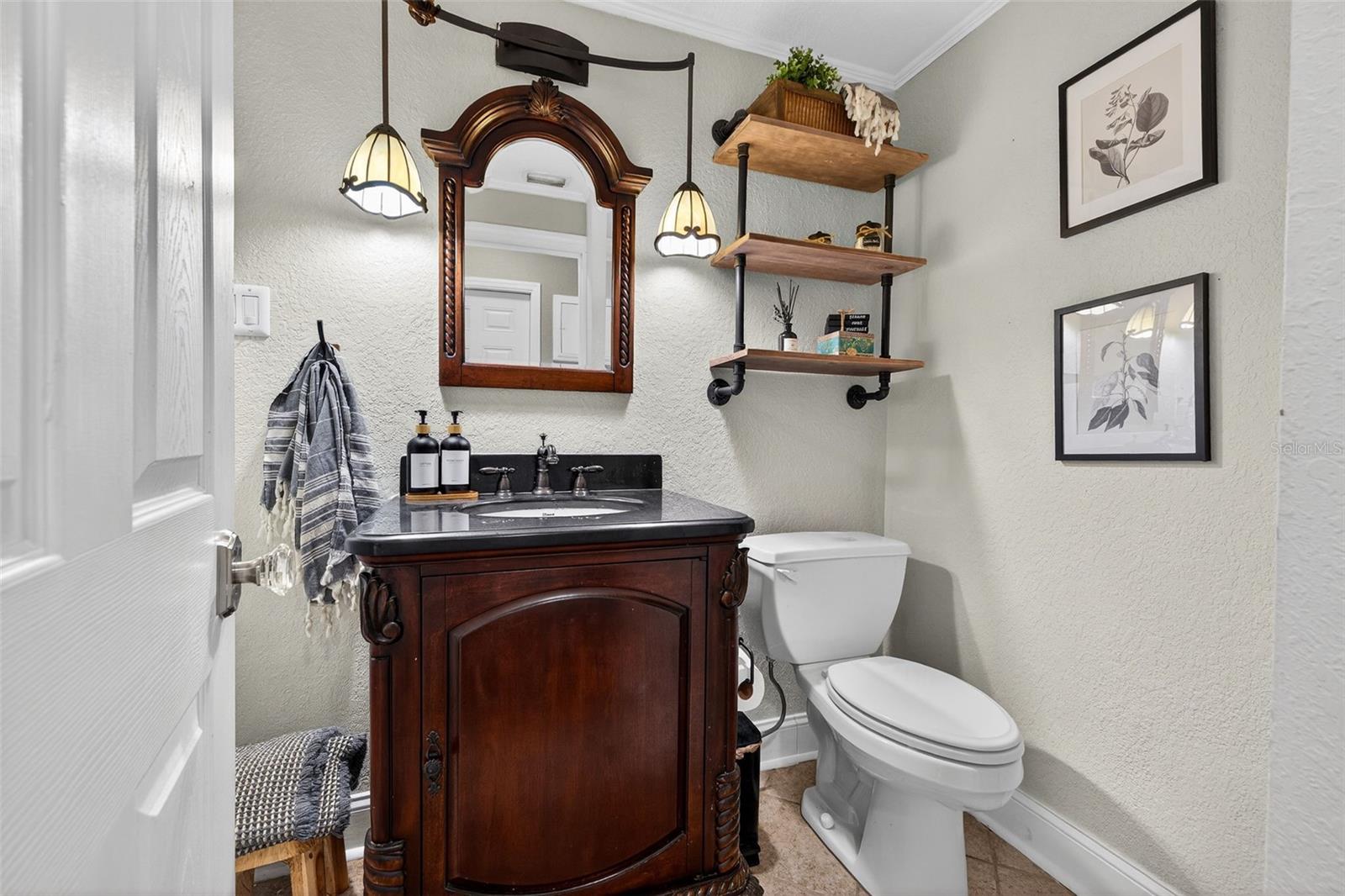 Image 24 of 57 For 2005 Jackson Street N