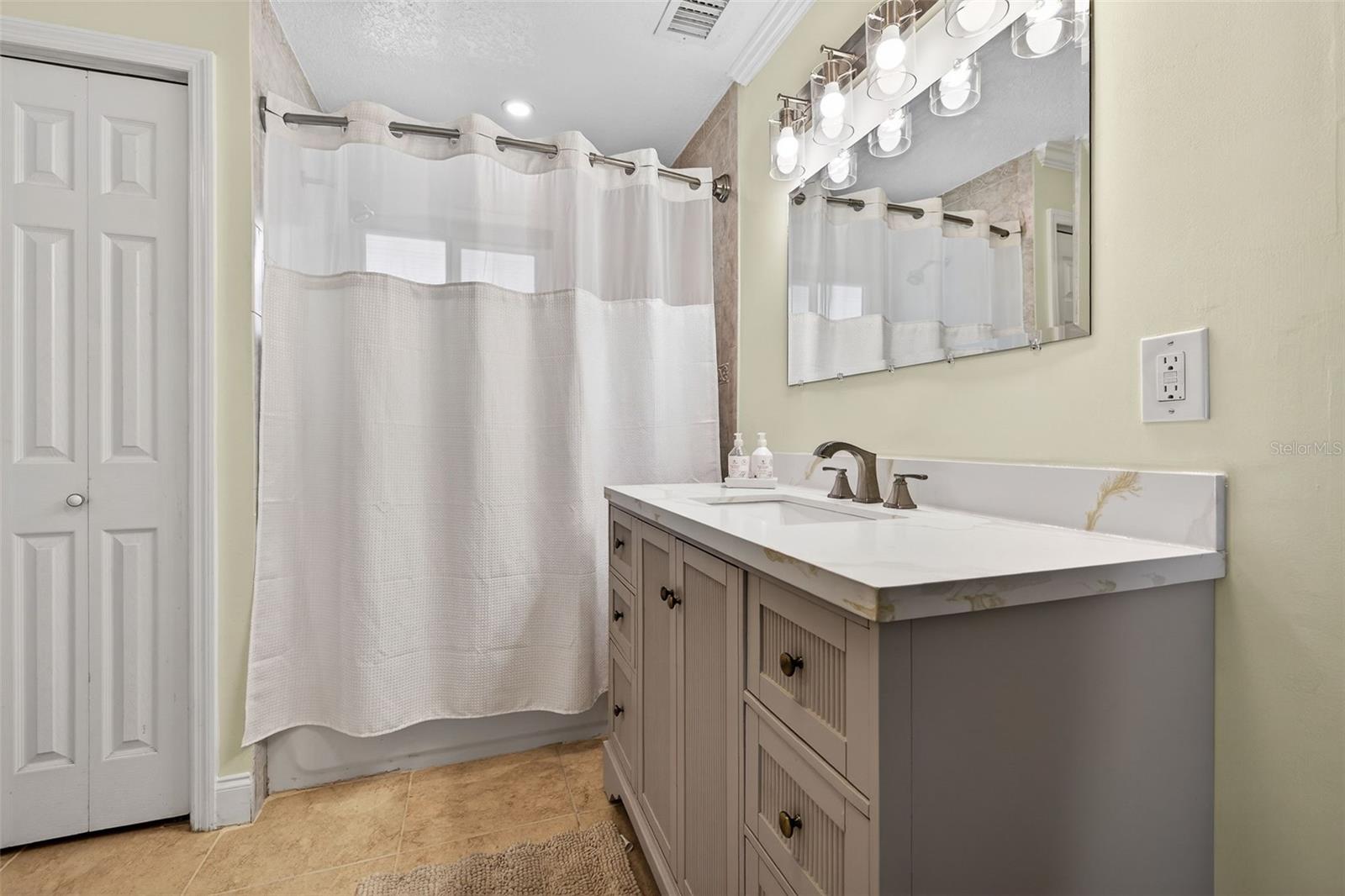 Image 28 of 57 For 2005 Jackson Street N