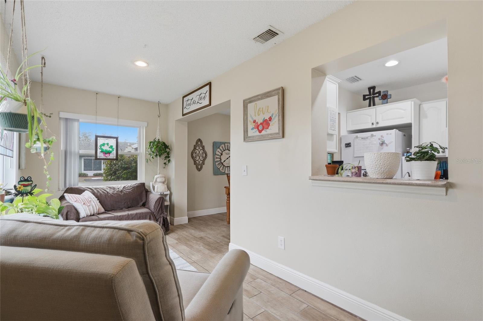 Image 12 of 38 For 216 Gloucester Boulevard 216