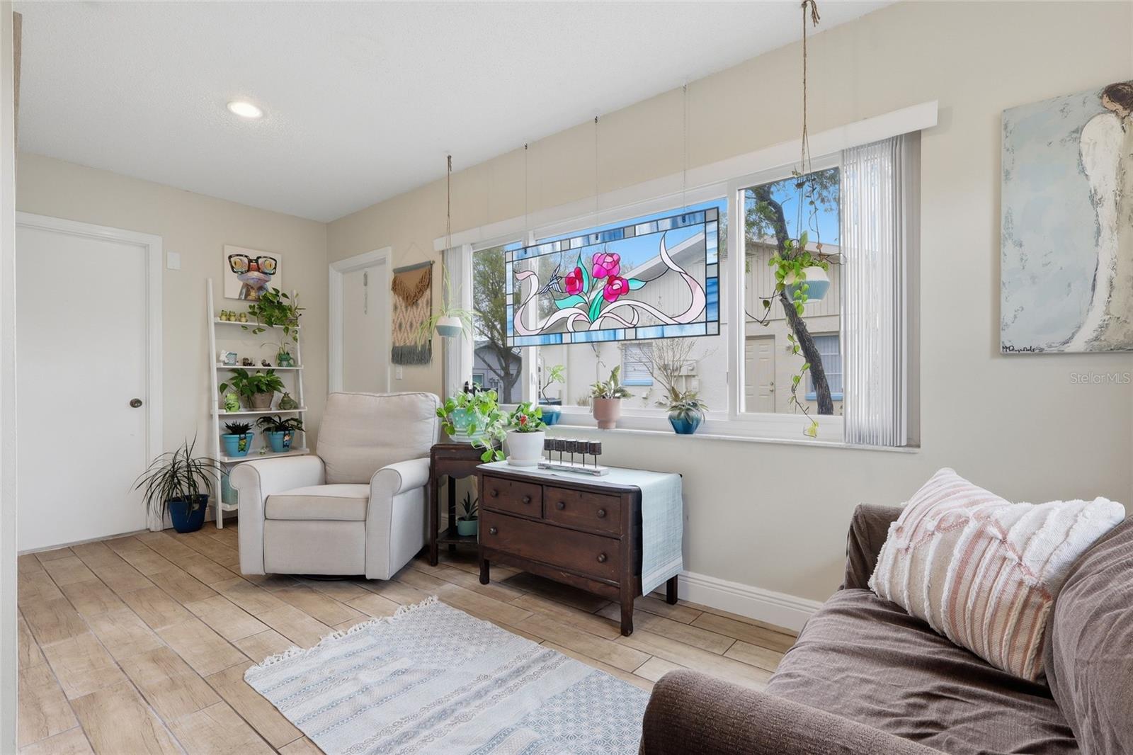 Image 14 of 38 For 216 Gloucester Boulevard 216