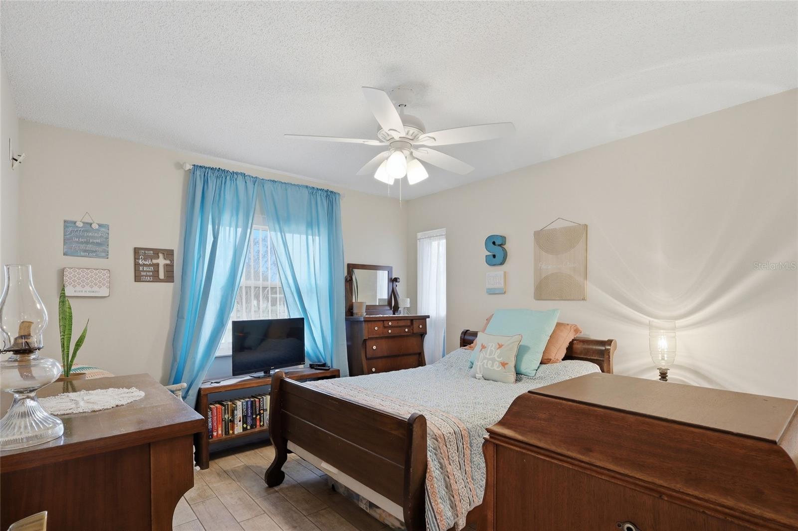 Image 15 of 38 For 216 Gloucester Boulevard 216