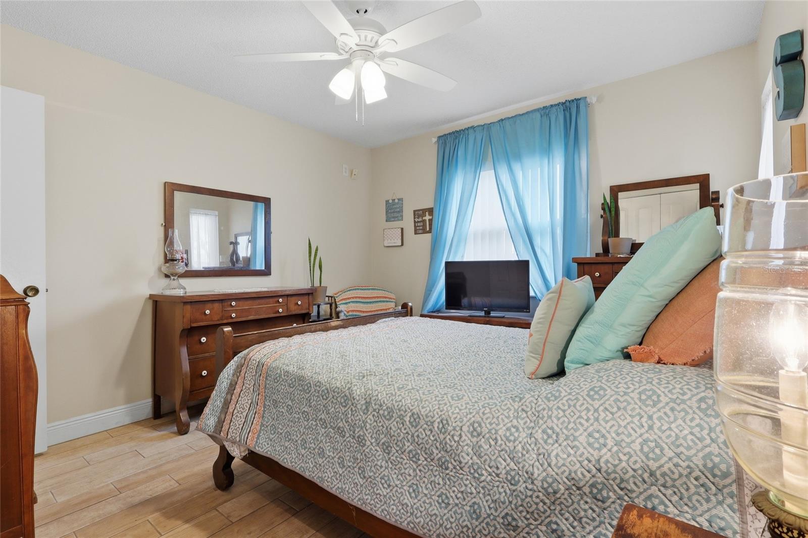 Image 16 of 38 For 216 Gloucester Boulevard 216