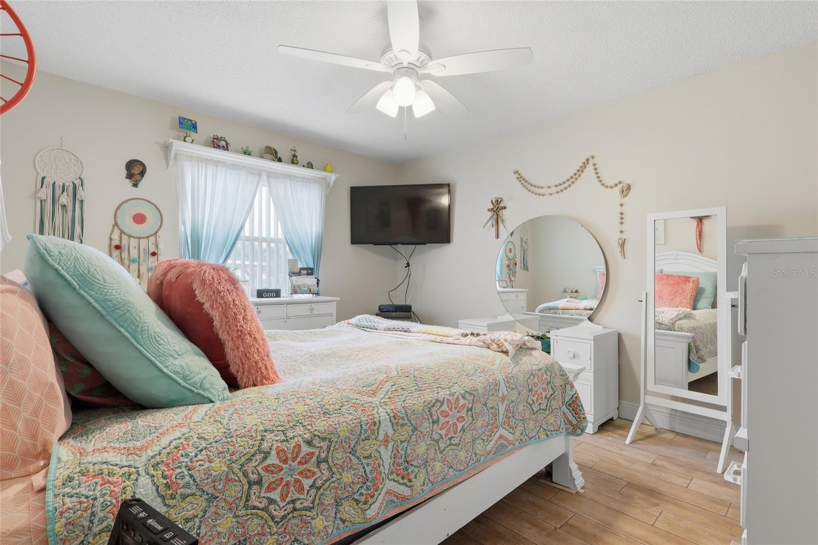 Image 19 of 38 For 216 Gloucester Boulevard 216