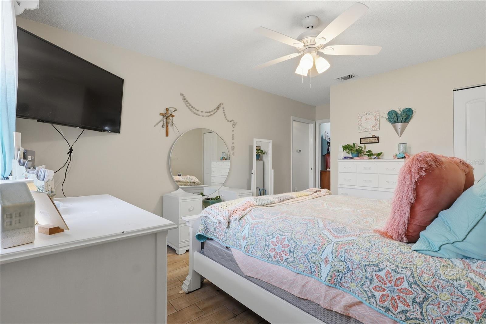 Image 20 of 38 For 216 Gloucester Boulevard 216