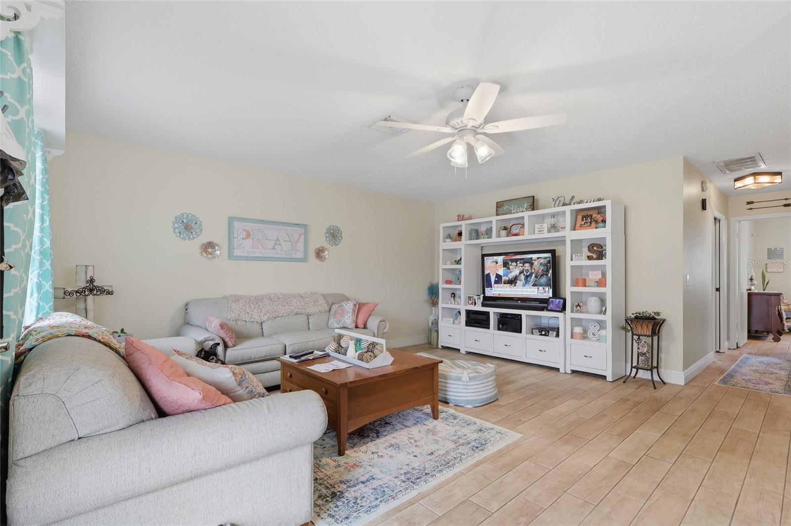 Image 6 of 38 For 216 Gloucester Boulevard 216