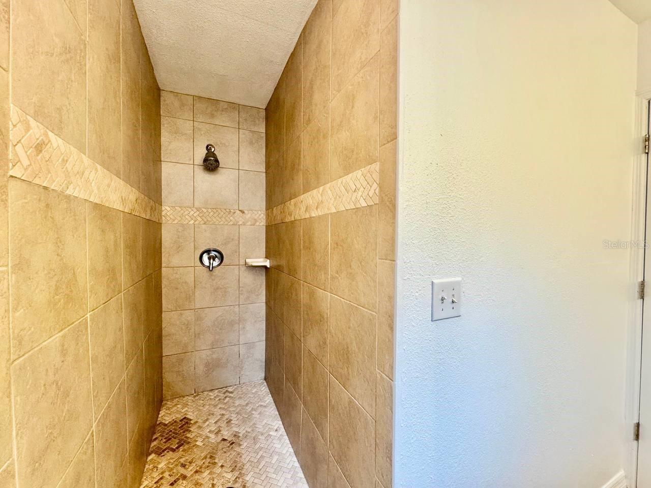 Image 20 of 35 For 809 Hiawatha Street