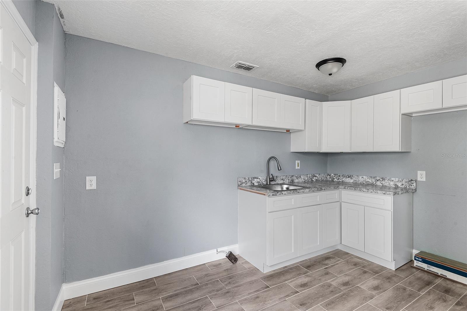 Image 17 of 37 For 122 Garfield Avenue