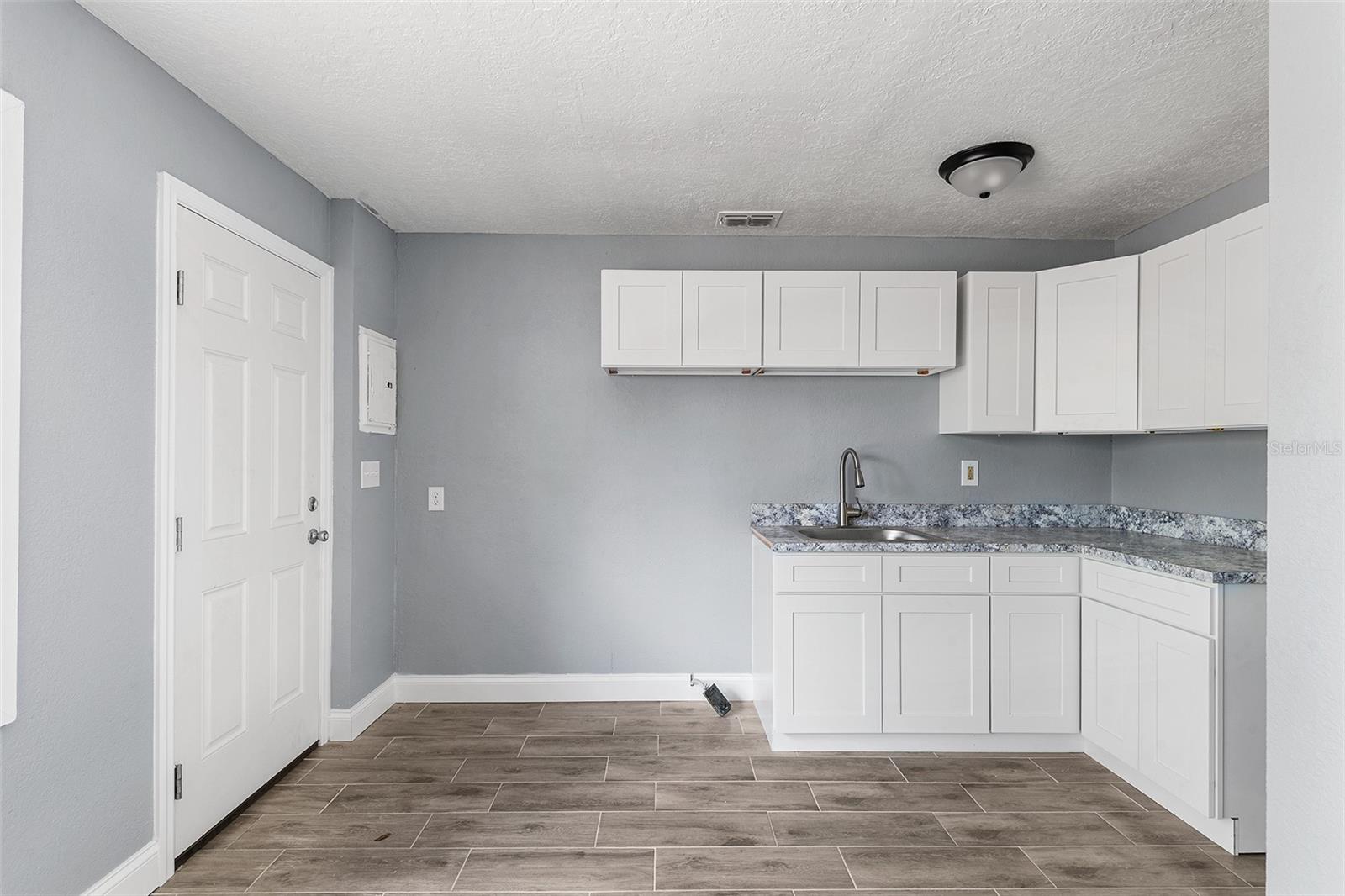 Image 18 of 37 For 122 Garfield Avenue