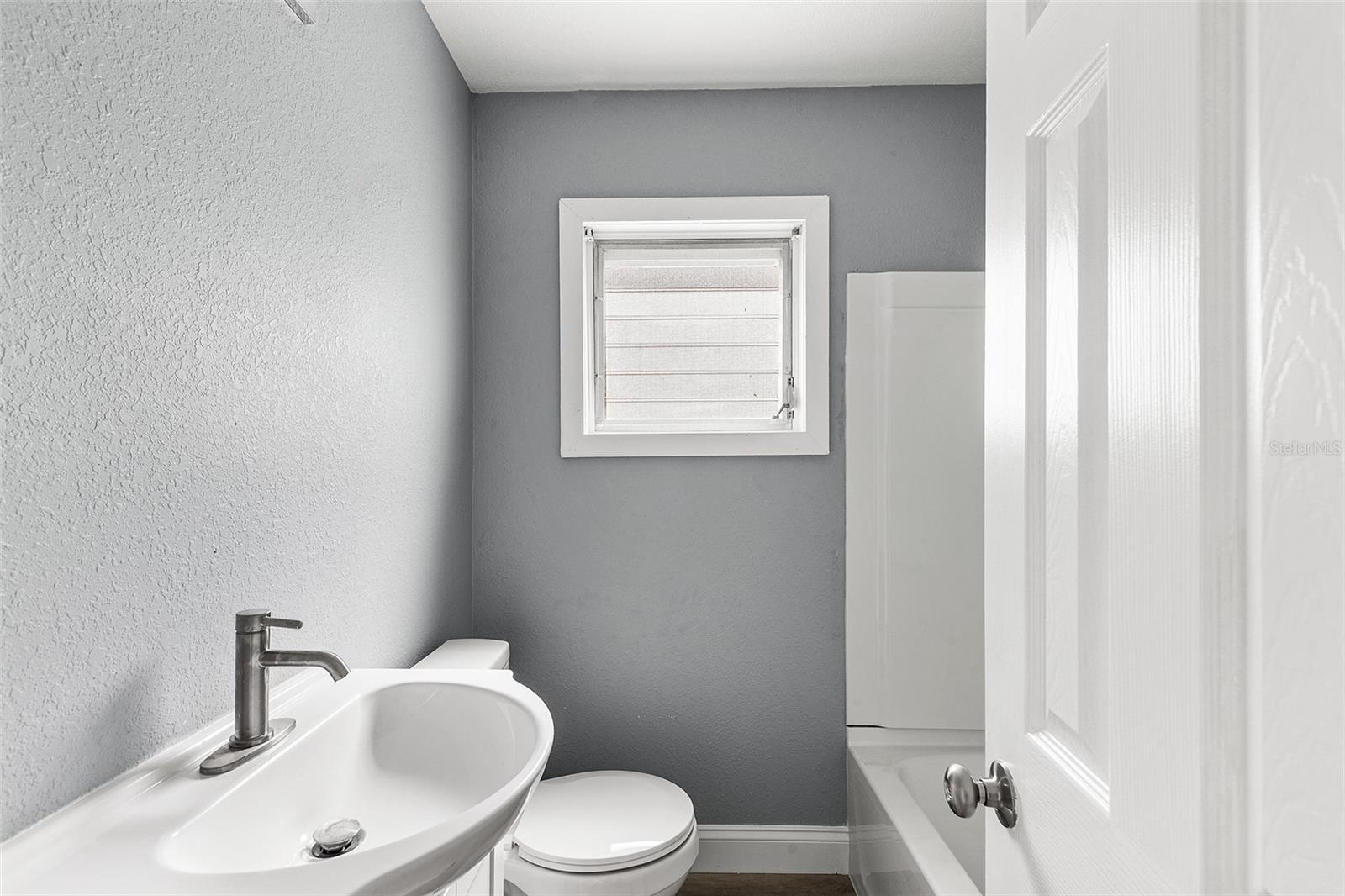 Image 24 of 37 For 122 Garfield Avenue