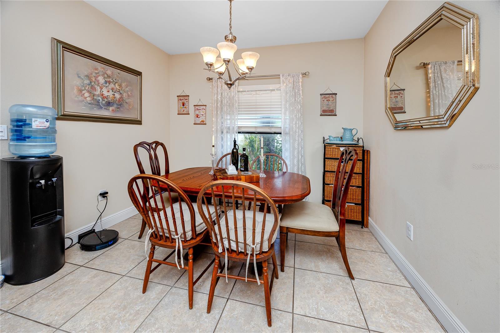 Listing photo id 11 for 2753 Hampton Green Lane