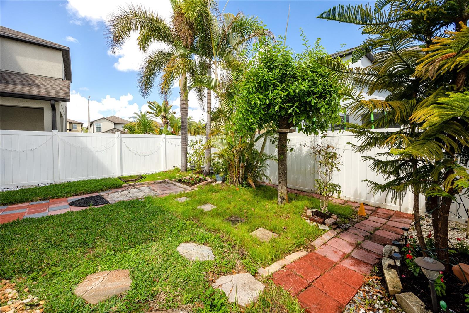 Listing photo id 36 for 2753 Hampton Green Lane