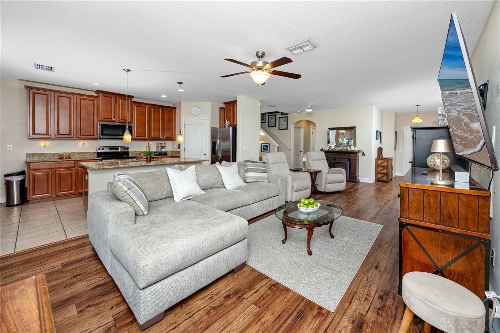 Listing photo id 3 for 2753 Hampton Green Lane