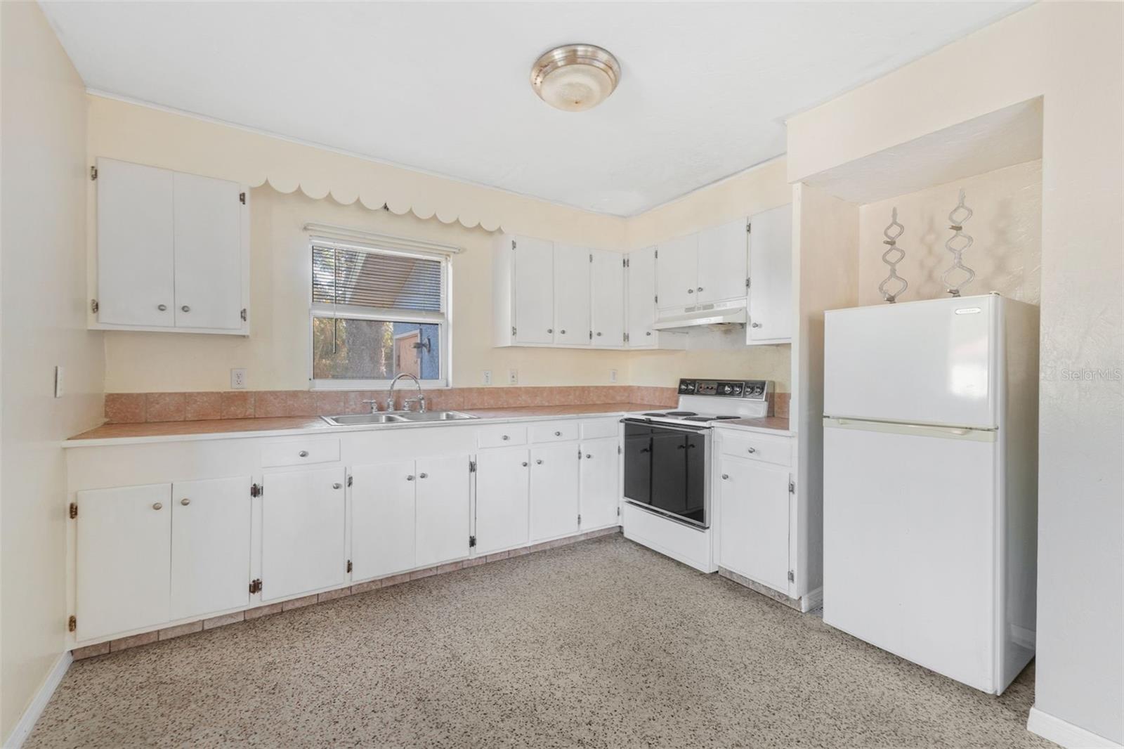 Image 11 of 30 For 2418 Links Avenue