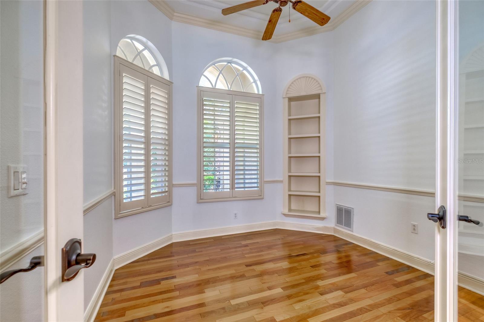 Listing photo id 14 for 2983 Wentworth Way