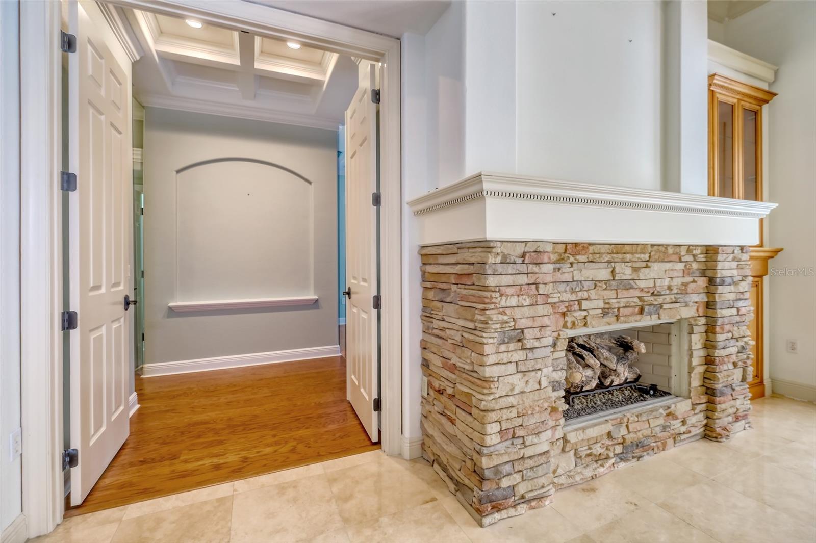 Listing photo id 15 for 2983 Wentworth Way