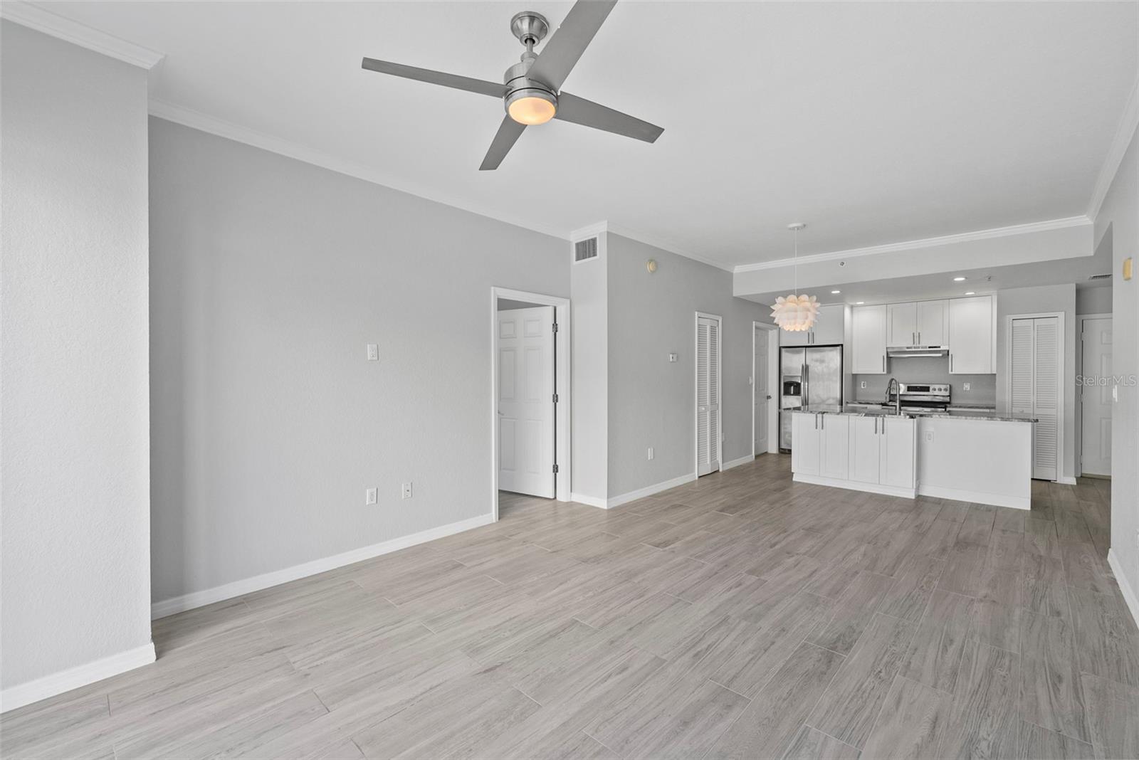 Image 12 of 39 For 700 Harbour Island  238