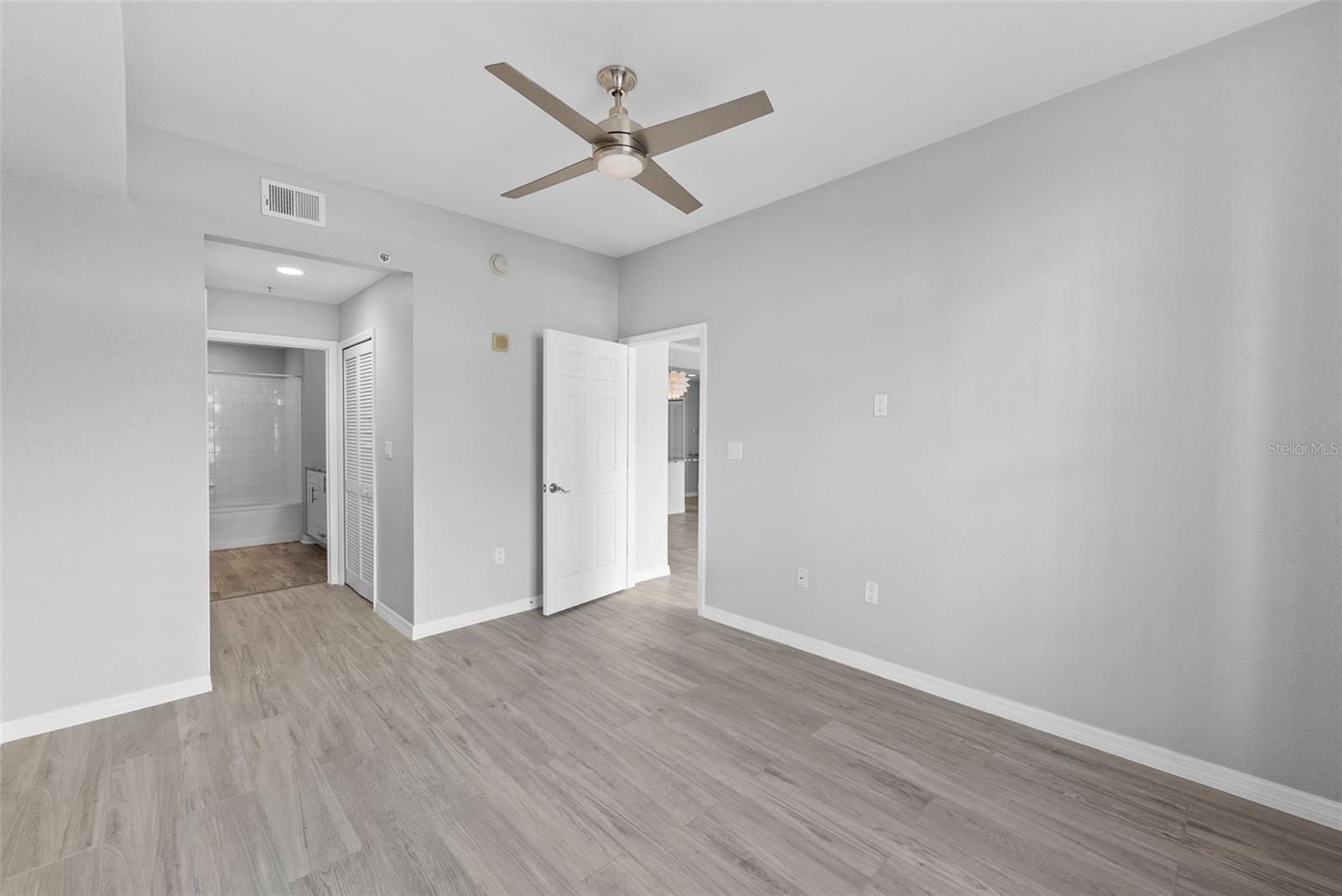 Image 15 of 39 For 700 Harbour Island  238