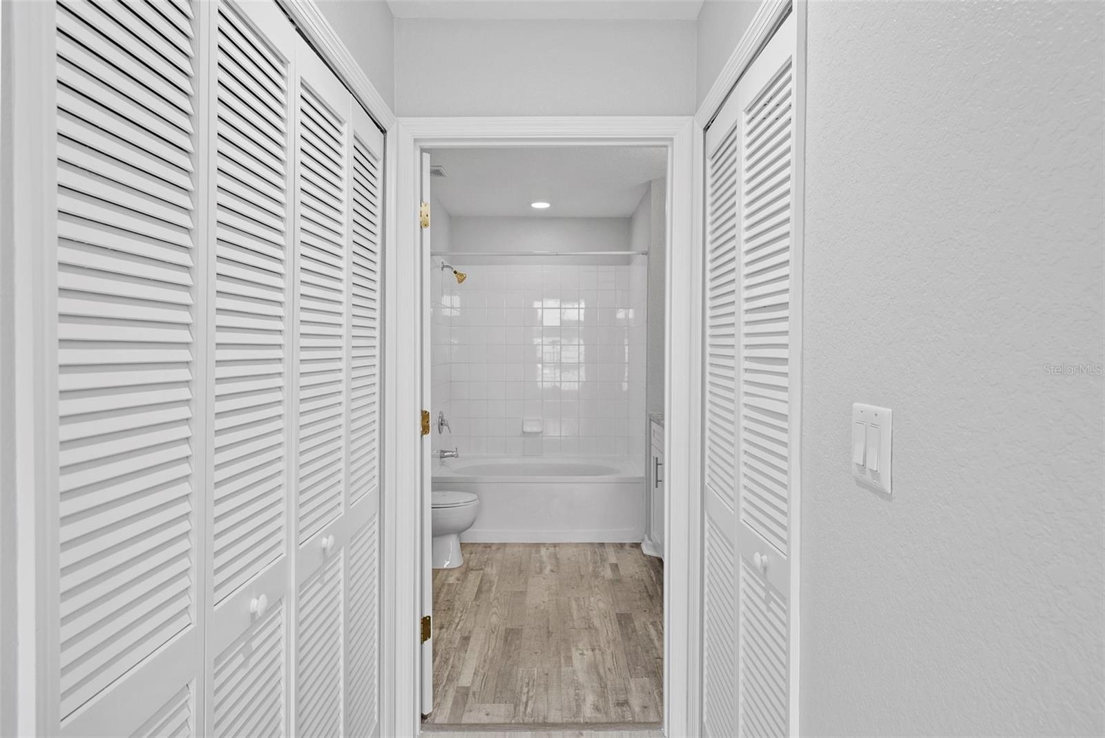 Image 16 of 39 For 700 Harbour Island  238