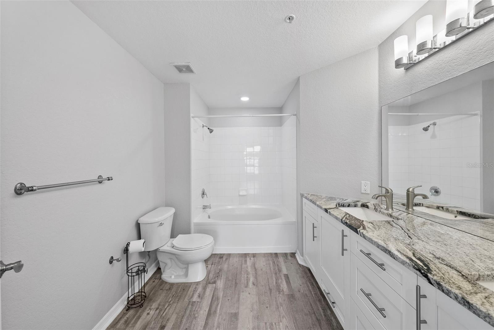 Image 18 of 39 For 700 Harbour Island  238