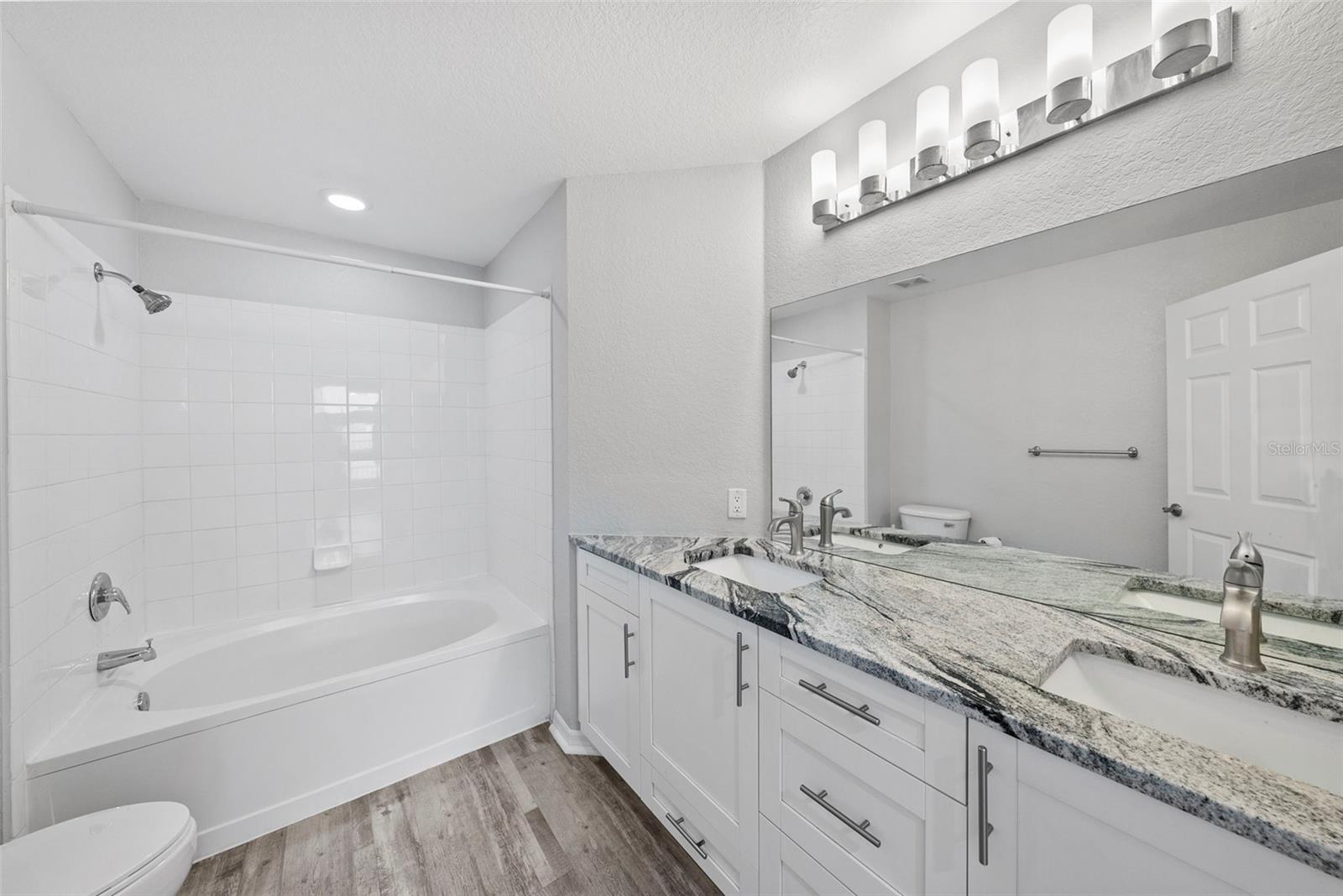 Image 19 of 39 For 700 Harbour Island  238